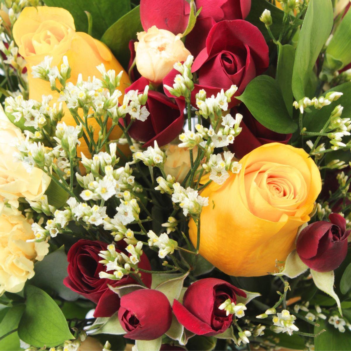 Noelia Amarillo - Florero con rosas, mini rosas, mini claveles y limonium - Imagen 4