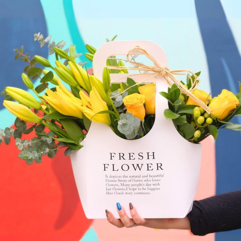 No me olvides Flower Bag Amarillo - Arreglo Floral con liliums y rosas amarillo, hypericum y eucaliptus dolar - Imagen 1