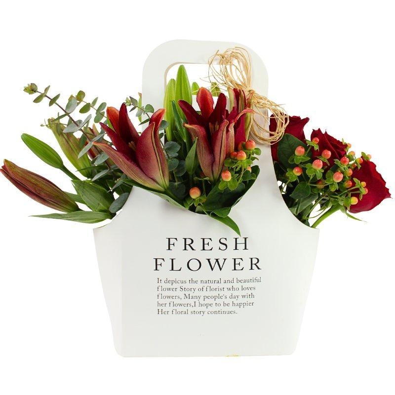 No me olvides Flower Bag Rojo - Arreglo Floral con liliums y rosas rojo, hypericum y eucaliptus dolar - Imagen 1