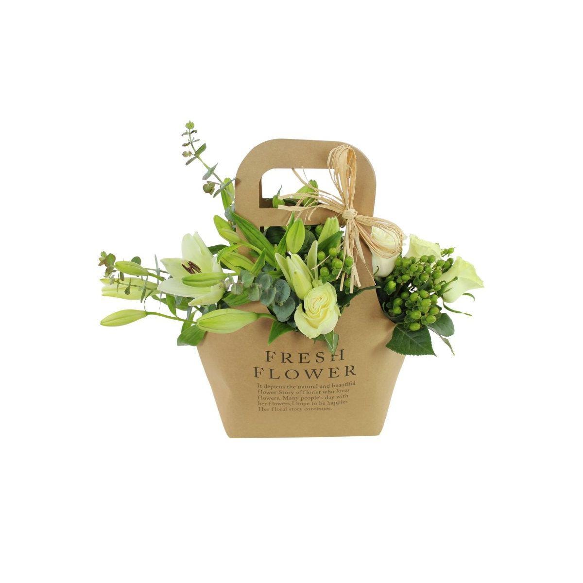 No me olvides Flower Bag Blanco - Arreglo Floral con liliums y rosas blanco, hypericum y eucaliptus dolar - Imagen 1