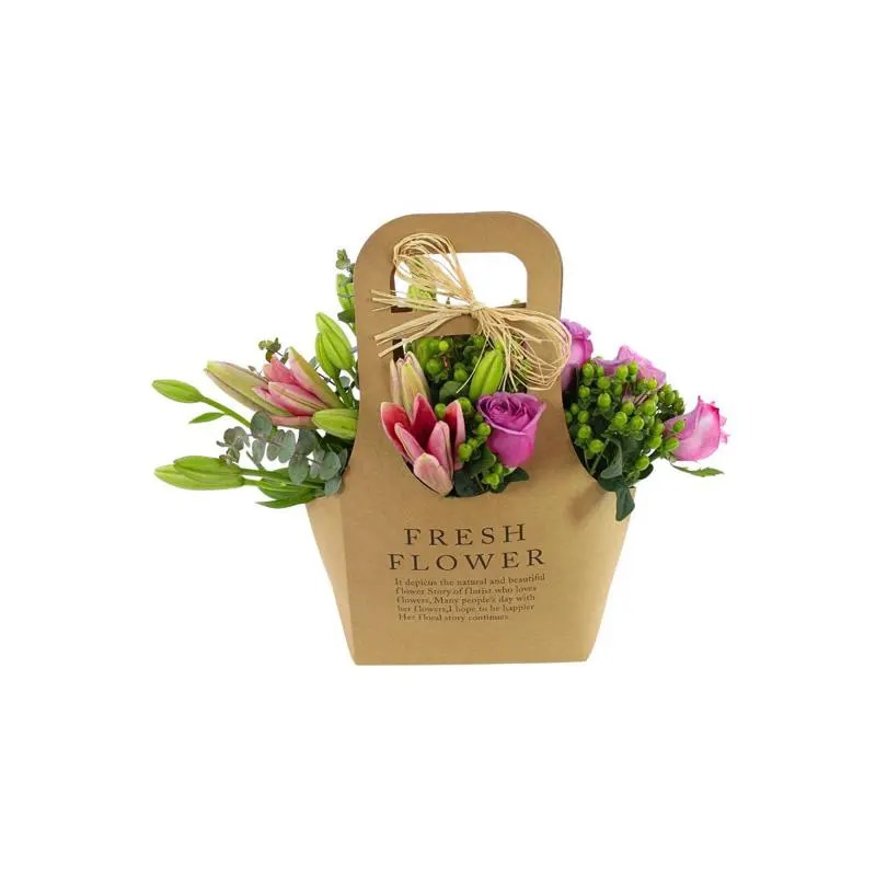 No me olvides Flower Bag Rosado - Arreglo Floral con liliums y rosas rosado, hypericum y eucaliptus dolar