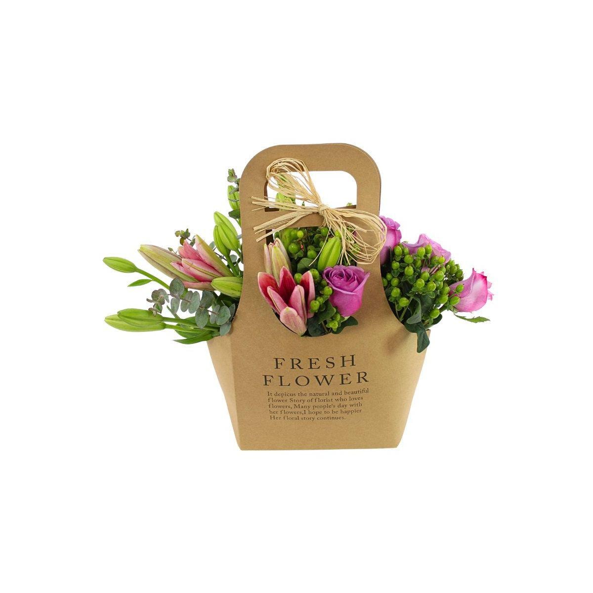 No me olvides Flower Bag Rosado - Arreglo Floral con liliums y rosas rosado, hypericum y eucaliptus dolar - Imagen 1