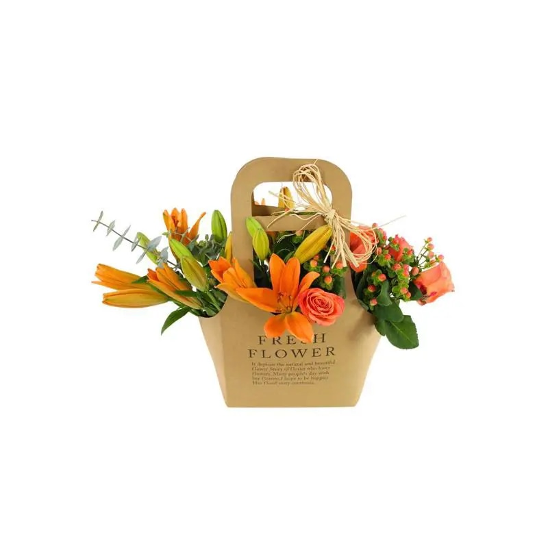 No me olvides Flower Bag Naranjo - Arreglo Floral con liliums y rosas naranjo, hypericum y eucaliptus dolar