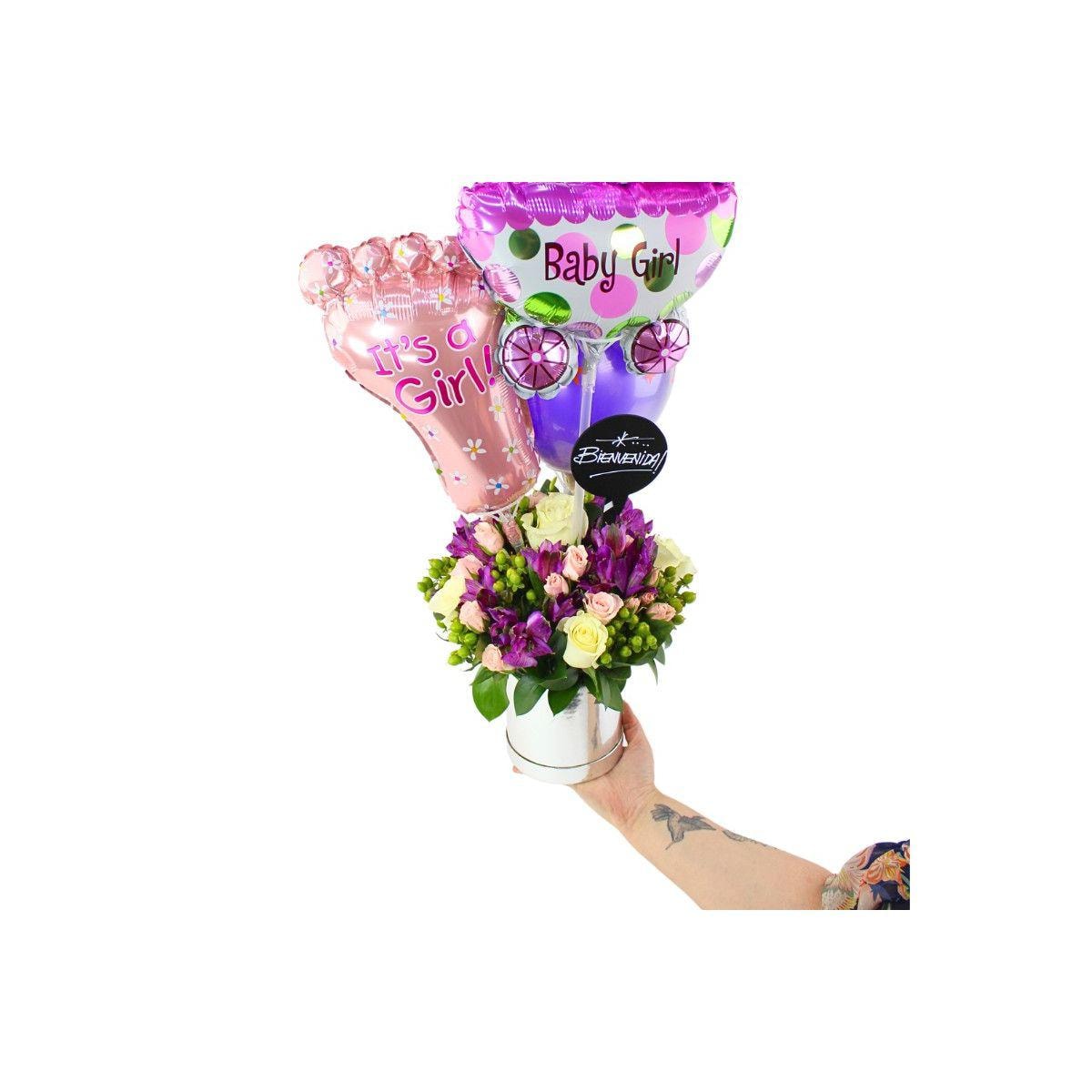 Bienvenida bebé - Arreglo floral con globos, rosas blanci, minirosas rosado, astromelias morado e hypericum - Imagen 3