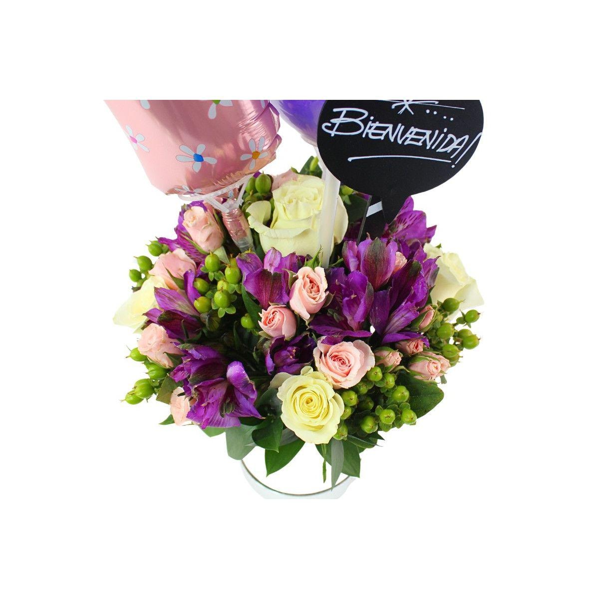 Bienvenida bebé - Arreglo floral con globos, rosas blanci, minirosas rosado, astromelias morado e hypericum - Imagen 5