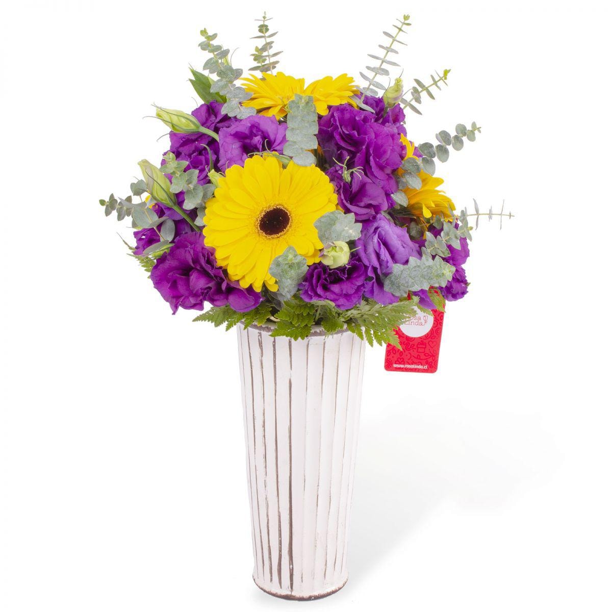 Isabella Morado - Arreglo floral con gerberas amarillas, lisianthus morados y eucalyptus - Imagen 1