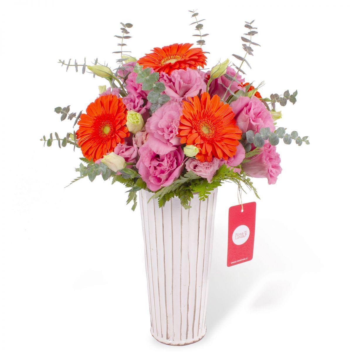 Isabella Naranjo - Arreglo floral con gerberas naranjas, lisianthus rosados y eucalyptus - Imagen 1