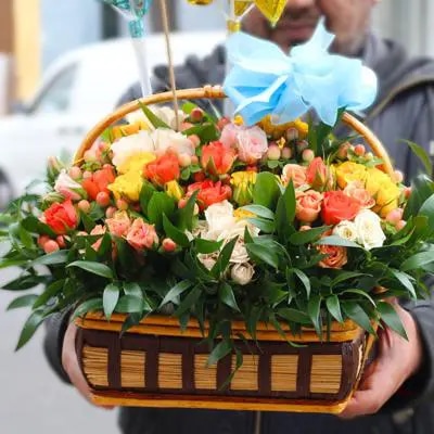 Canasto con mini rosas Niño - Arreglo floral con minirosas y globos metalicos