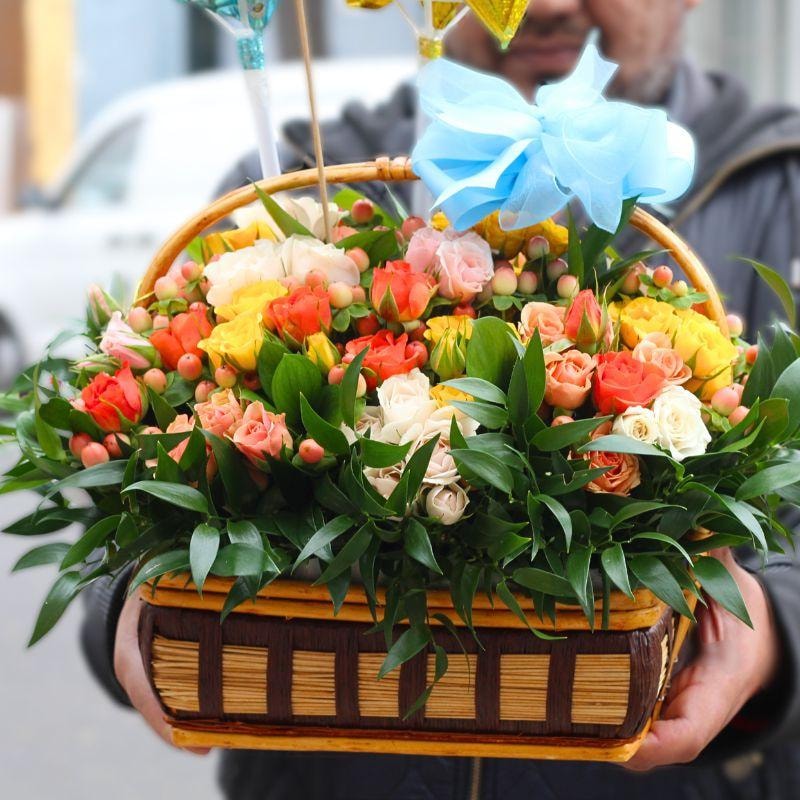 Canasto con mini rosas Niño - Arreglo floral con minirosas y globos metalicos - Imagen 1