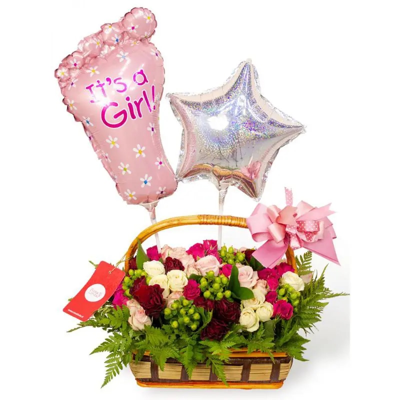 Canasto con mini rosas Niña - Arreglo floral con minirosas y globos metalicos