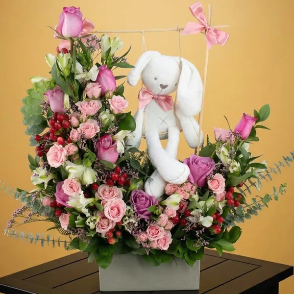 Conejita en el Jardín - Arreglo floral tonos rosa y conejita