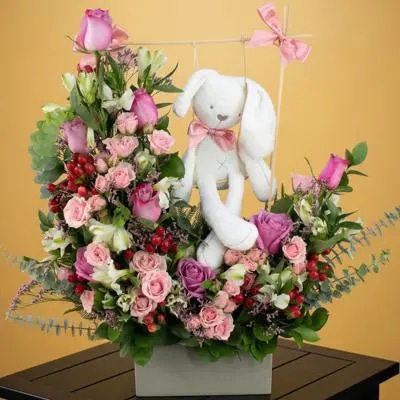 Conejita en el Jardín - Arreglo floral tonos rosa y conejita