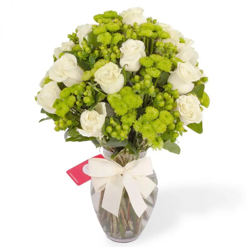 Trinidad Blanco - Florero ánfora con rosas blancas y maules verdes