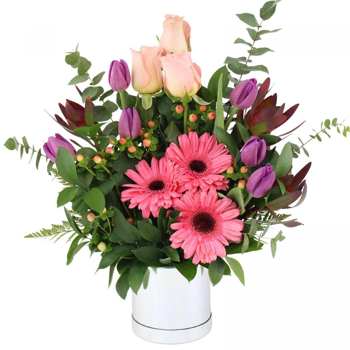 Altair Rosado en sombrerero - Arreglo floral con tulipanes morado, rosas y gerberas rosado - Imagen 1