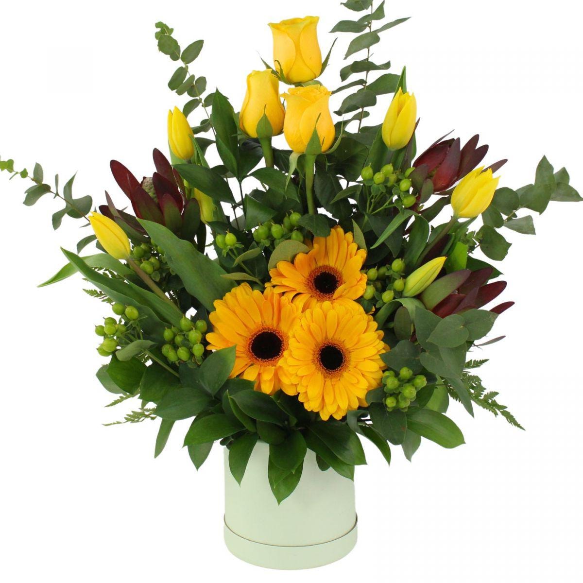 Altair Amarillo en sombrerero - Arreglo floral con tulipanes, rosas y gerberas color amarillo - Imagen 1