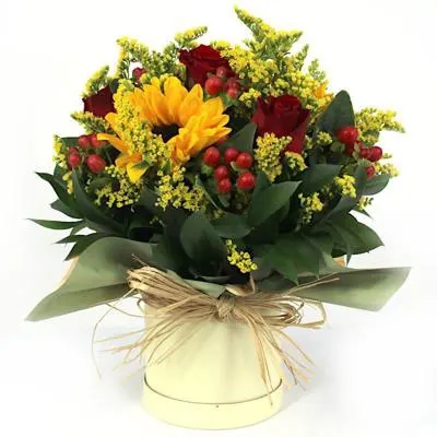 Amanecer sombrerero- Arreglo girasoles, rosas rojo hypericum