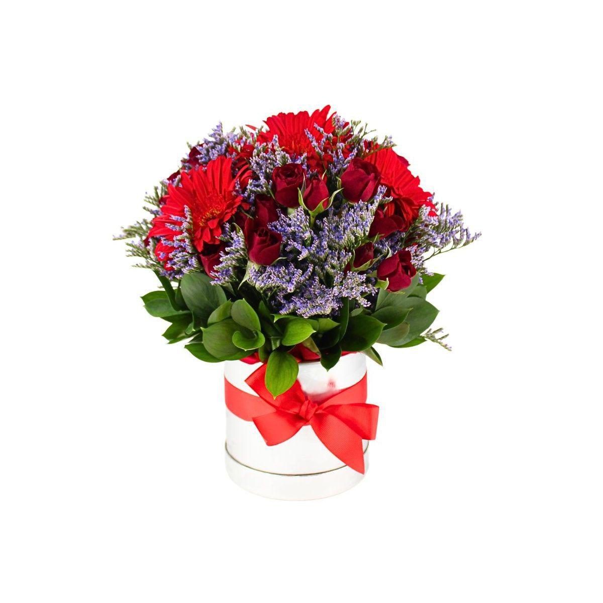 Mariana en sombrerero rojo - Arreglo floral con gerberas y minirosas rojo, limonium - Imagen 1