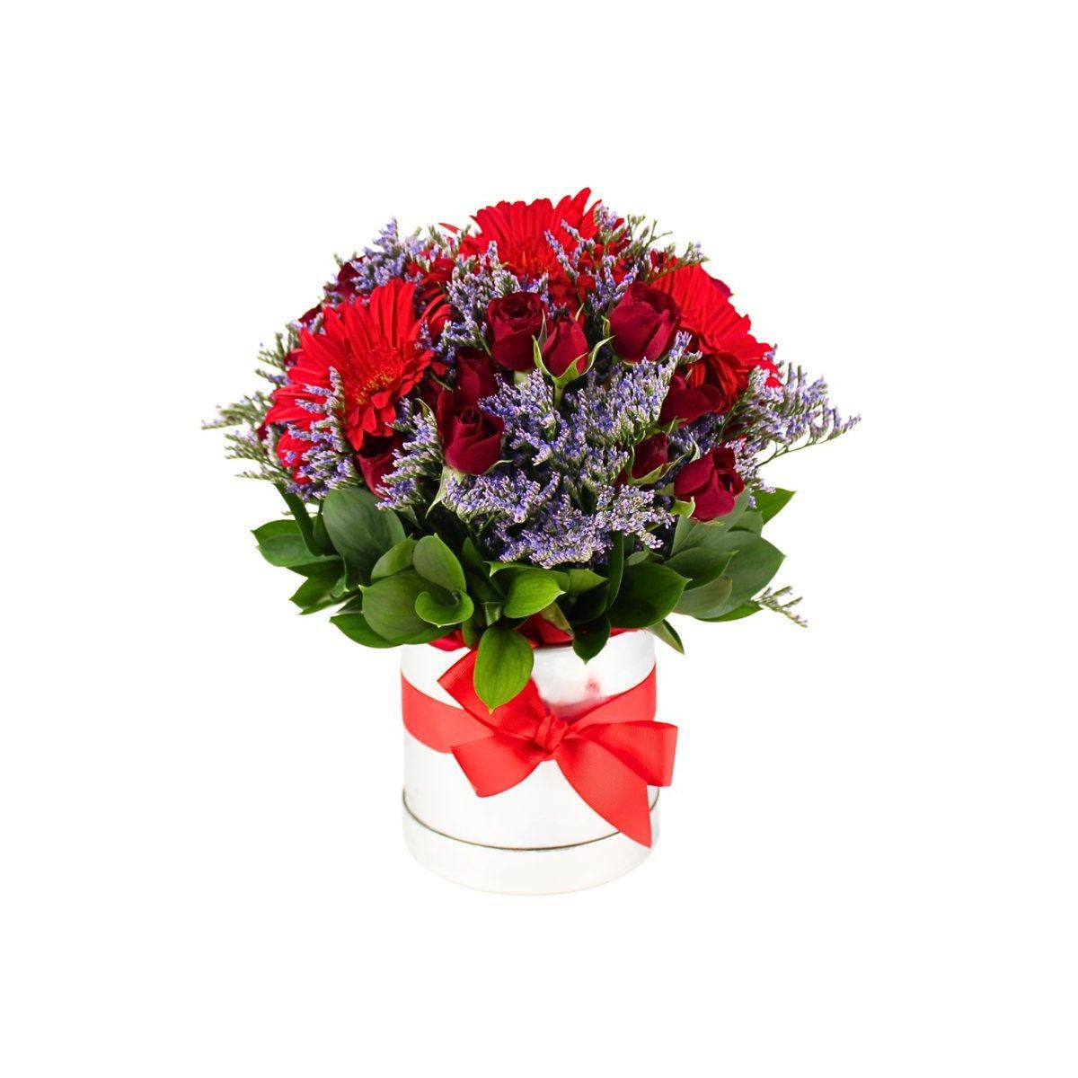 Mariana en sombrerero rojo - Arreglo floral con gerberas y minirosas rojo, limonium - Imagen 1