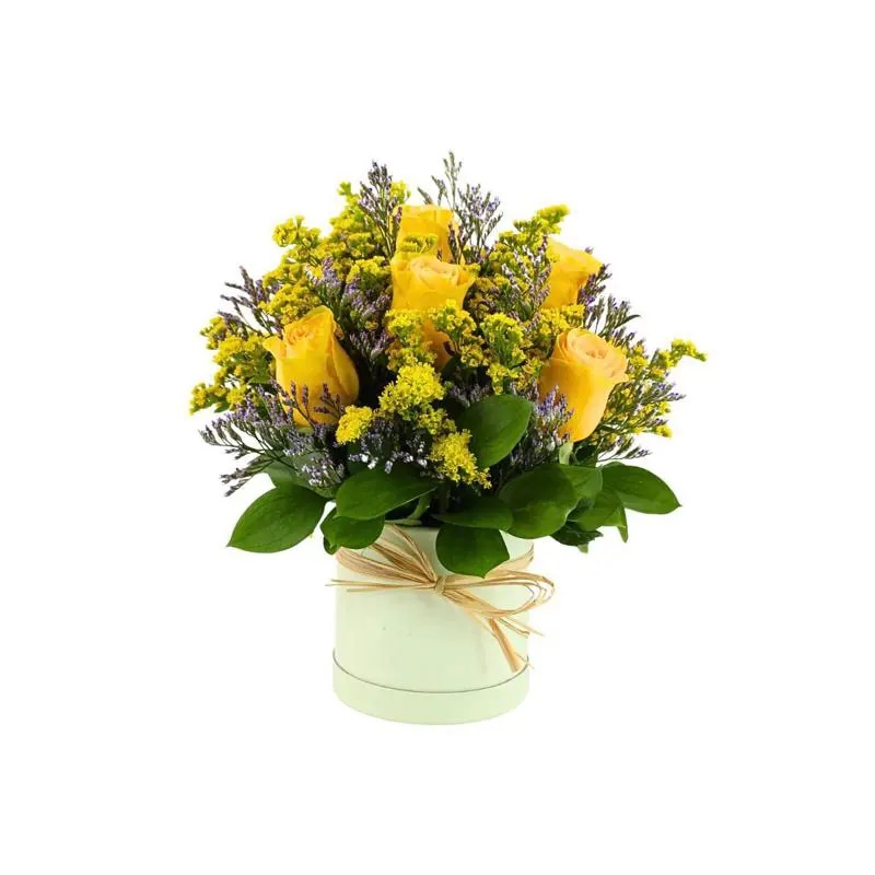 Clarita Amarillo - Arreglo floral en sombrerero con rosas amarillo, limonium y vara de oro