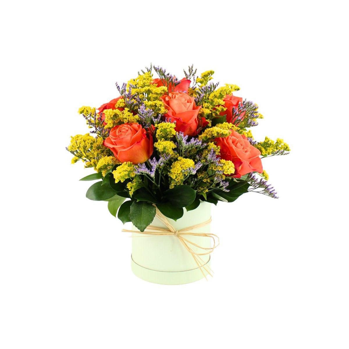 Clarita Naranjo - Arreglo floral en sombrerero con rosas naranjo, limonium y vara de oro - Imagen 1