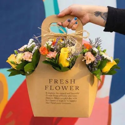 Colores de Frida Amarillo Flower Bag - Arreglo floral con rosas, claveles, estate y limonium