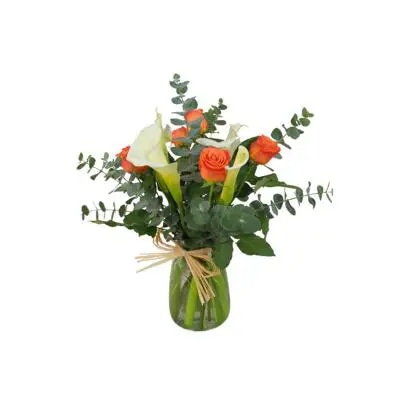 Calas y Rosas Naranjo - Florero con calas, rosas naranjo y eucaliptus dolar