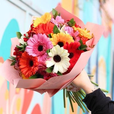 Ramo de Gerberas Mix - Ramo con 30 gerberas multicolor y ruscus - Imagen 2