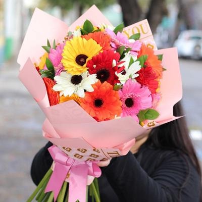 Ramo de Gerberas Mix - Ramo con 30 gerberas multicolor y ruscus - Imagen 3