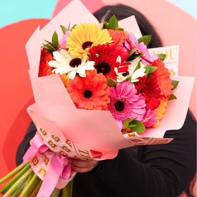 Ramo de Gerberas Mix - Ramo con 30 gerberas multicolor y ruscus - Imagen 4