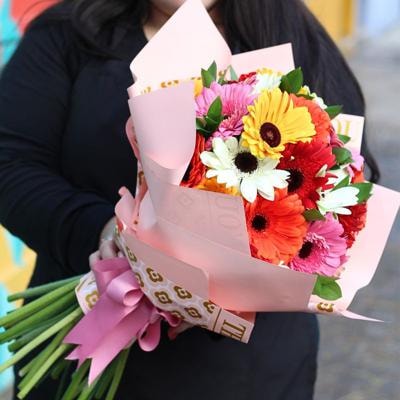 Ramo de Gerberas Mix - Ramo con 30 gerberas multicolor y ruscus - Imagen 5