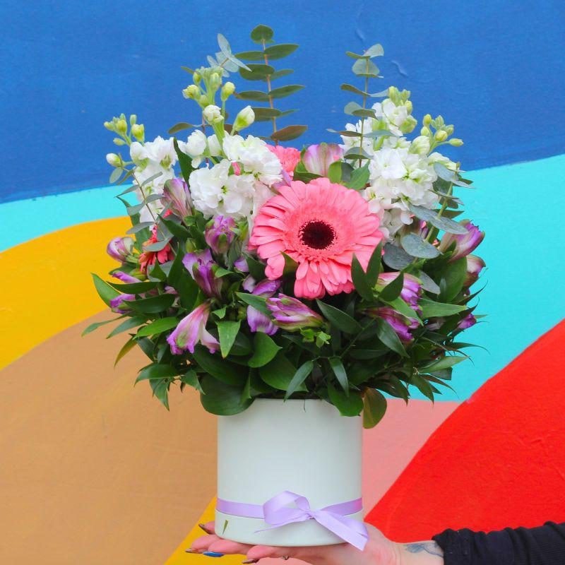 Dafne Rosado - Arreglo floral con Aleli, astromelias y Gerberas Rosado - Imagen 1