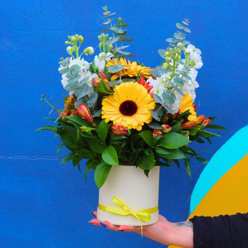 Dafne Amarillo - Arreglo floral con Aleli, astromelias y Gerberas Amarillo - Imagen 1