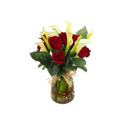 Calas y rosas en florero - arreglo calas y rosas rojo