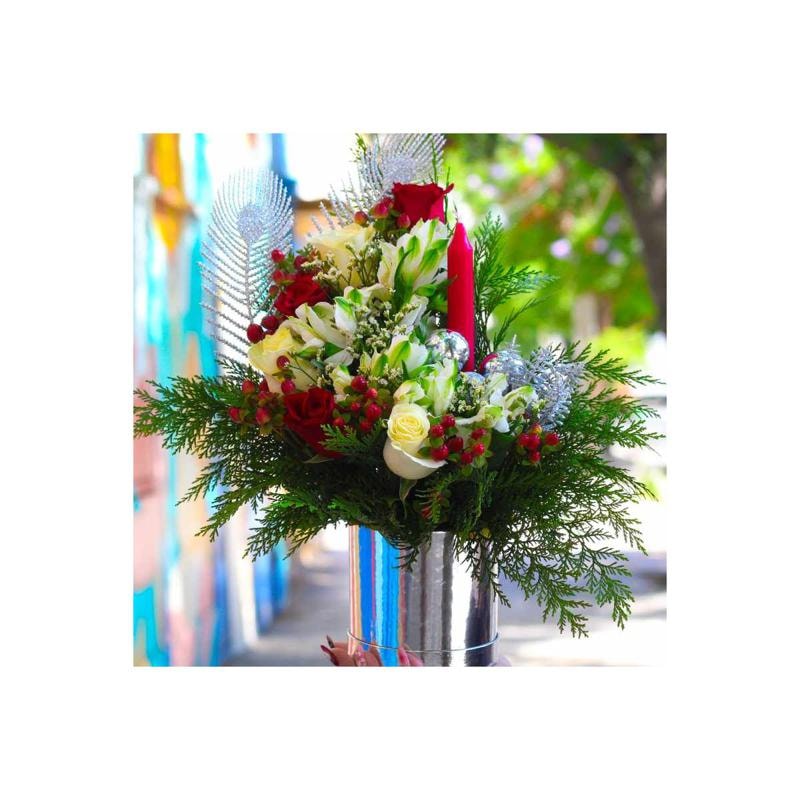 Víspera Navideña - Arreglo floral rosas rojo y vela - Imagen 1