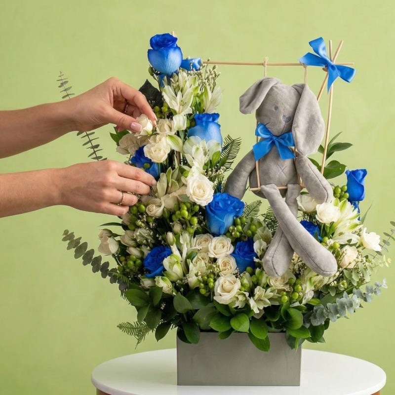 Conejito en el jardín - Arreglo rosas azules peluche conejo - Imagen 2