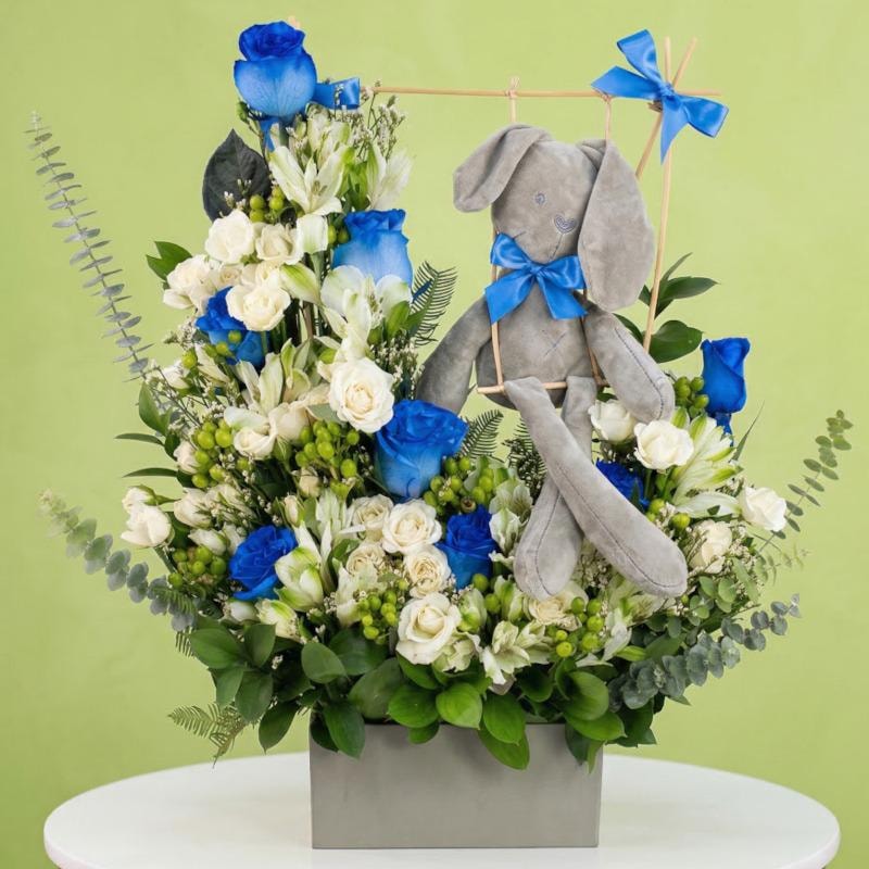 Conejito en el jardín - Arreglo rosas azules peluche conejo - Imagen 1