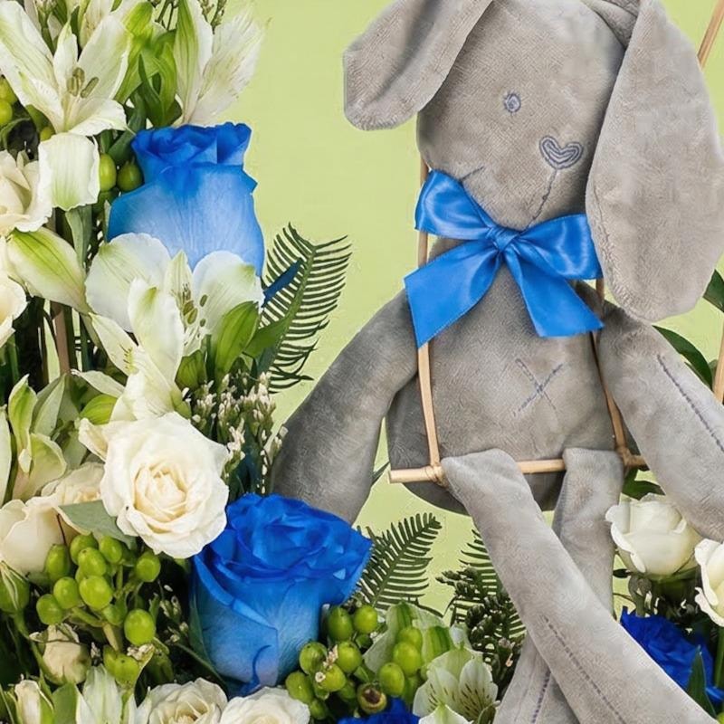 Conejito en el jardín - Arreglo rosas azules peluche conejo - Imagen 4
