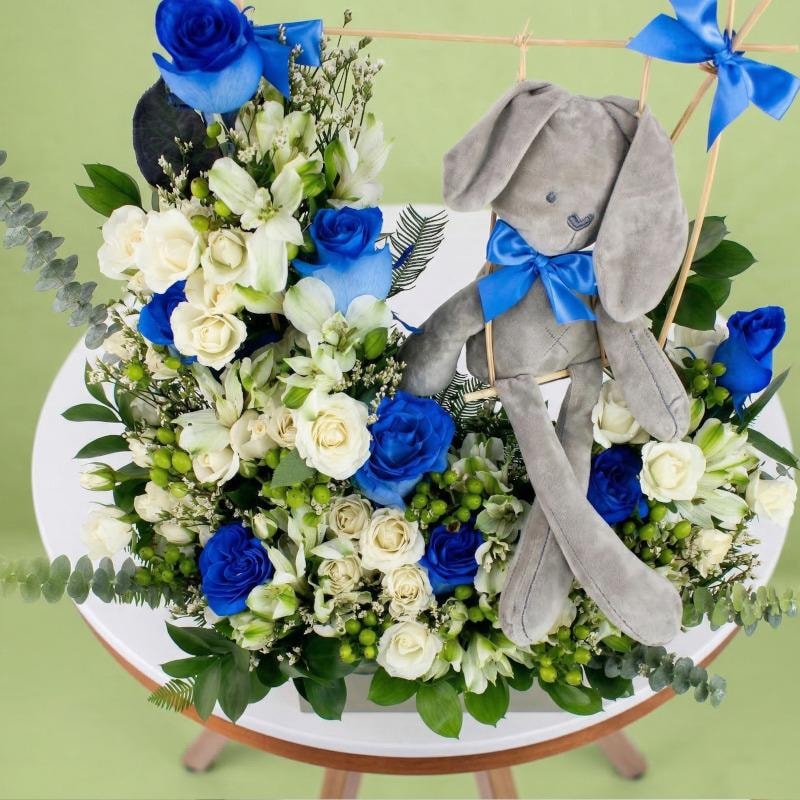 Conejito en el jardín - Arreglo rosas azules peluche conejo - Imagen 5