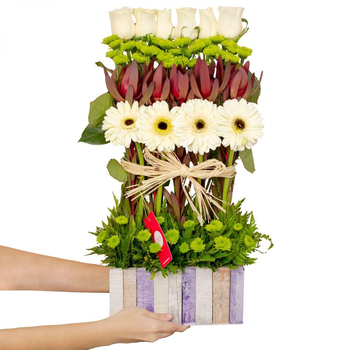 Estelita Gerberas Blancas - Arreglo floral con rosas blancas, maules verdes, leucadendros y gerberas blancas - Imagen 1