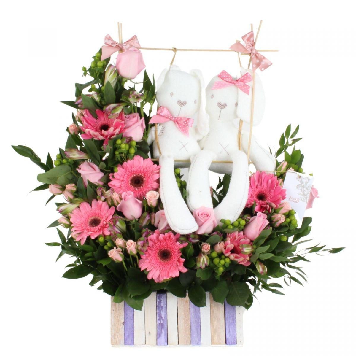 Gemelas - Arreglo floral para nacimiento de gemelas con peluches de conejitas, gerberas, rosas, mini rosas, astromelias e hypericum - Imagen 1