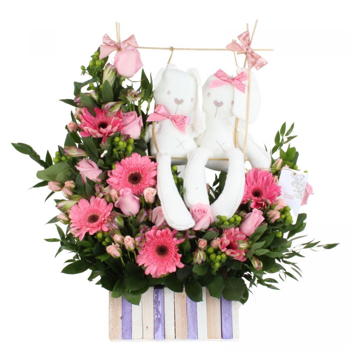 Gemelas - Arreglo floral para nacimiento de gemelas con peluches de conejitas, gerberas, rosas, mini rosas, astromelias e hypericum - Imagen 1