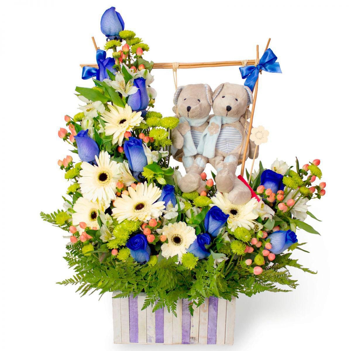 Gemelos - Arreglo floral para nacimiento de gemelos con peluches de osito, gerberas blancas, rosas azules, maules verdes e hypericum rosado - Imagen 1