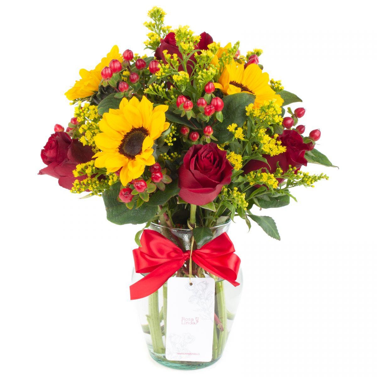 Amanecer en Florero con girasoles, rosas rojo e hypericum - Imagen 1