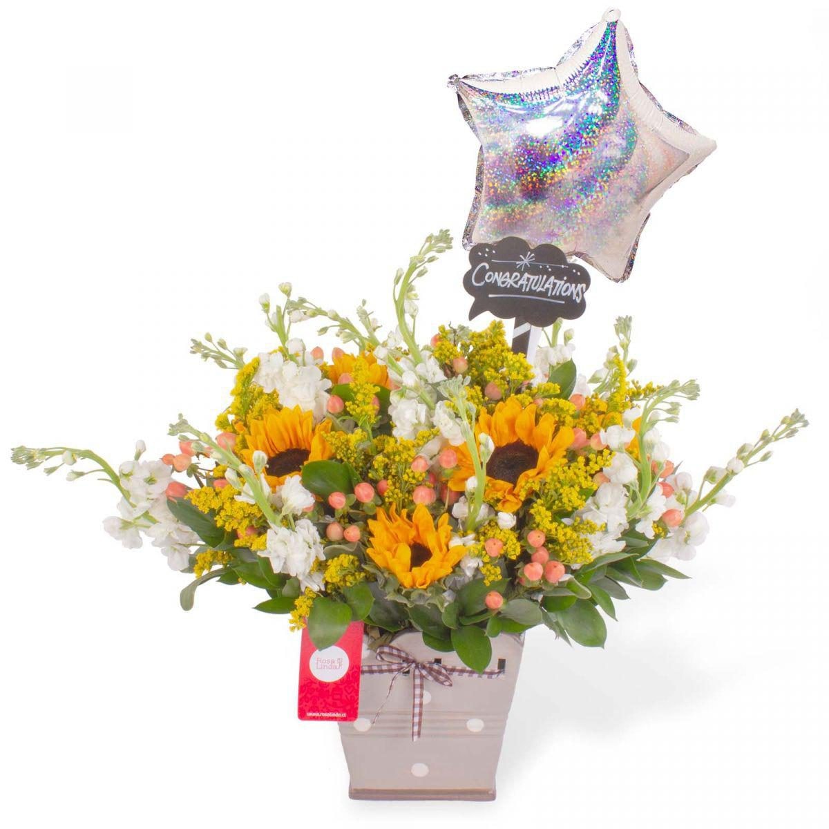 Congratulations - Arreglo floral con girasoles, alelíes, hypericum, globo de estrella y pizarra - Imagen 1