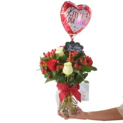 Reina Madre Rojo y Blanco - Florero con 9 rosas e hypericum, globo y pizarra