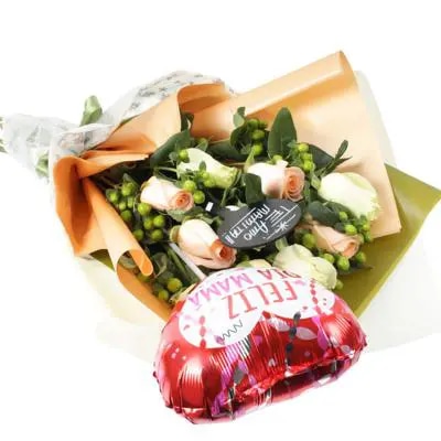 Ramo Amor de Madre - Ramo extendido de rosas blanco y damasco, hypericum verde, pizarra y globo