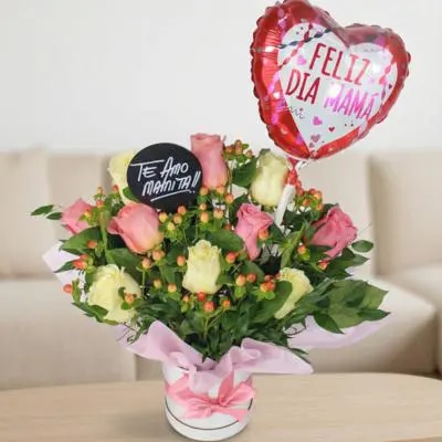 Dulce Madre Blanco Rosado - Arreglo floral con rosas, hypericum y globo Feliz Día mamá