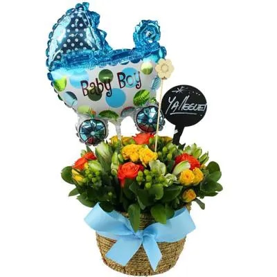 Sueños de bebé - Arreglo floral para nacimiento de niño en canasto con globo y pizarra