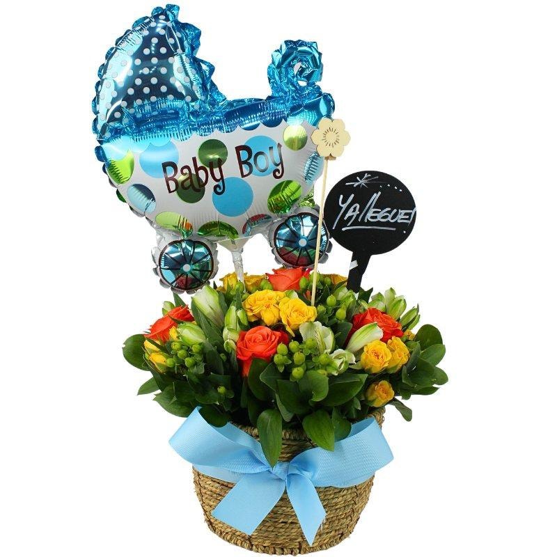 Sueños de bebé - Arreglo floral para nacimiento de niño en canasto con globo y pizarra - Imagen 1