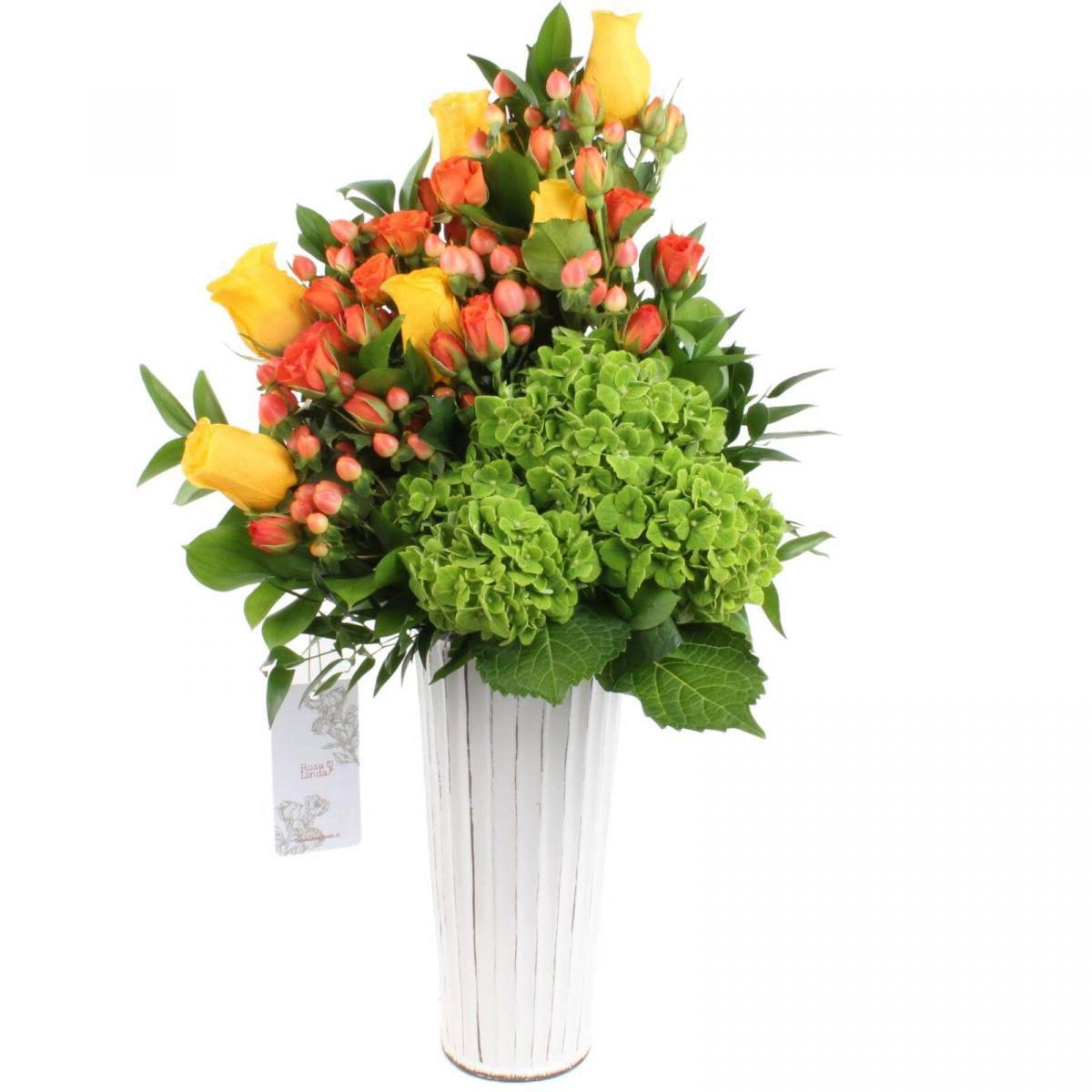 Victoria Verde - Arreglo floral con hortensias verdes, minirosas naranjas y rosas amarillas - Imagen 1